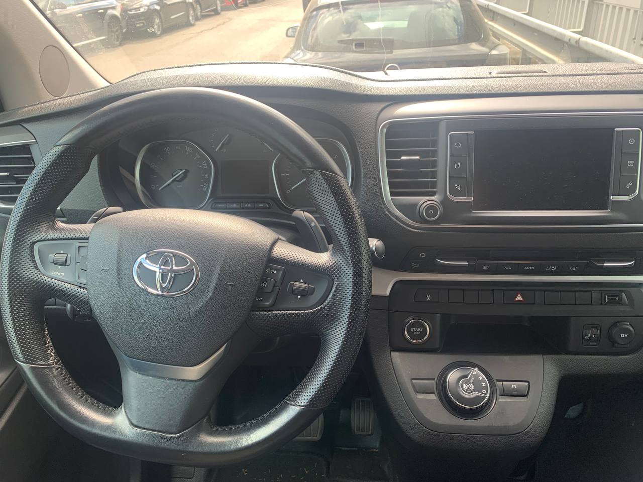 Интерьер Toyota - приборная панель